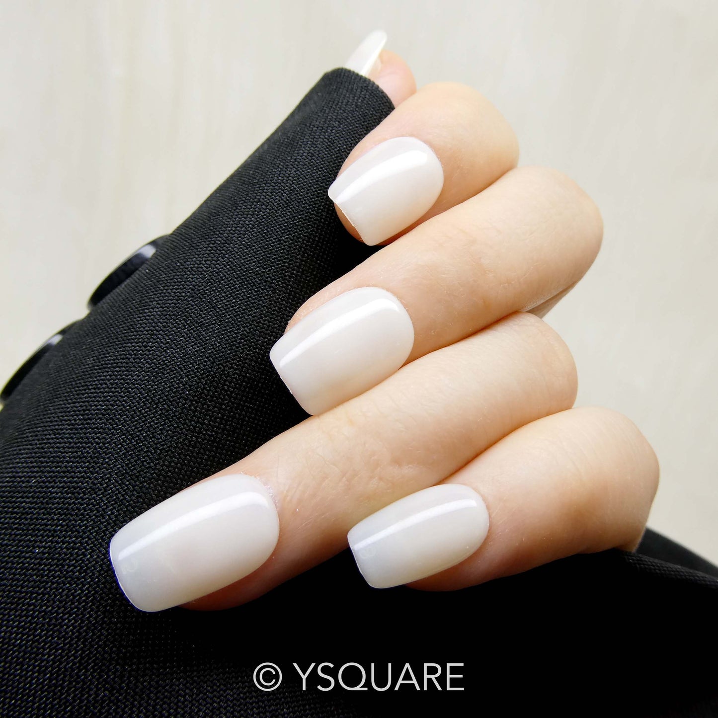 < Blanc >