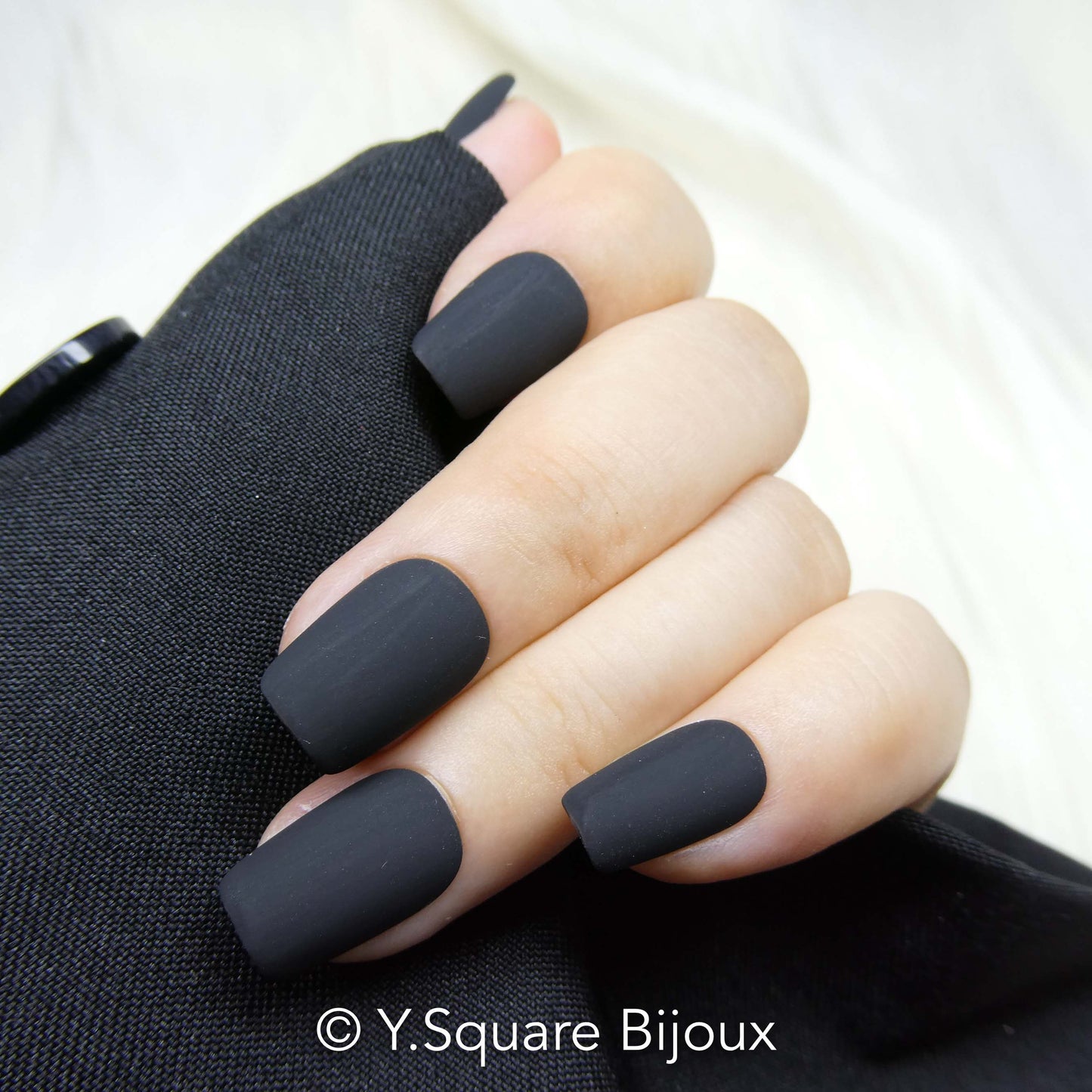 < Matte Noir >