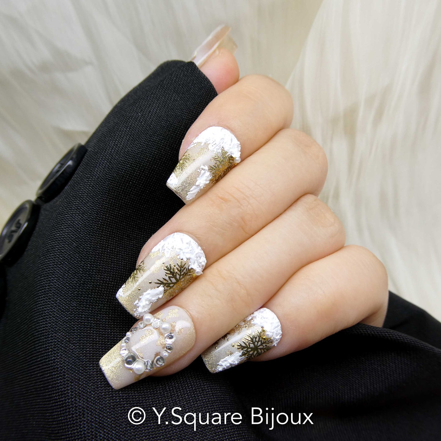 < Snow Globe >
