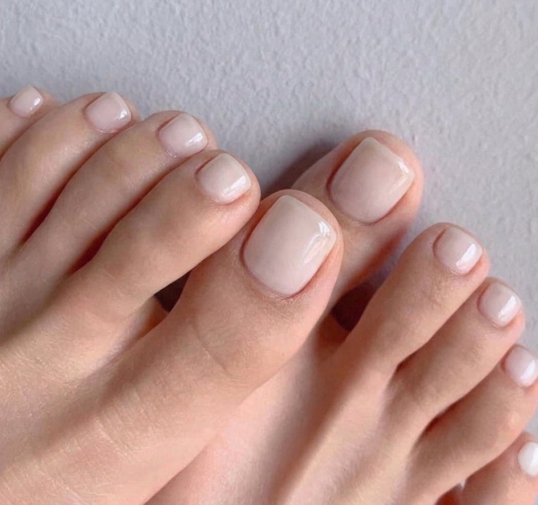 < Pédicure Milky > – Taille unique Press-on Nails Faits Main pour Pieds