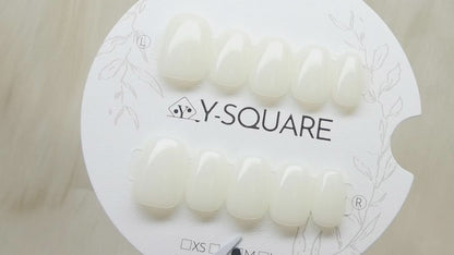 < Blanc >